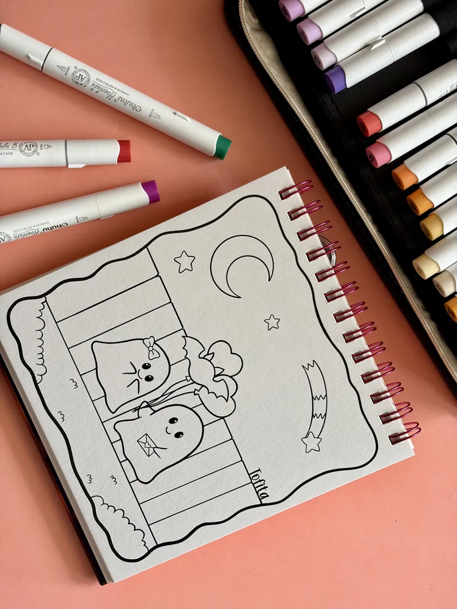 Página del libro Noche Encantada con un gatito y un fantasma acostados mirando la luna